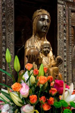 Ofrenda de flores a la Virgen