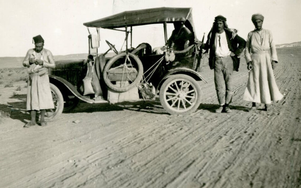 Coche con Chiita, sunnita y judío